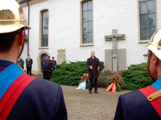 Brgermeister Michael Benitz bei seiner Gedenkansprache in Wettelbrunn.  | Foto: Markus Donner