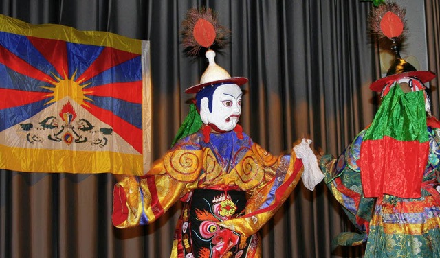 Buddhistische Zeremonie: Der &#8222;Go...zen in der ZPE-Festhalle miteinander.   | Foto: Friederike Marx