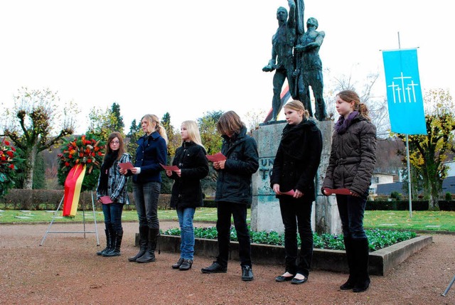 Schlerinnen und Schler aus Lrrach u...kstrauertag auf dem Hauptfriedhof mit.  | Foto: Thomas Loisl Mink