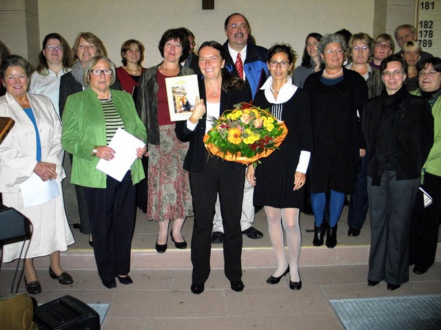 Die Chormitglieder dankten ihrer  Leiterin Jakoba Marten-Bsing (Mitte).  | Foto: Privat