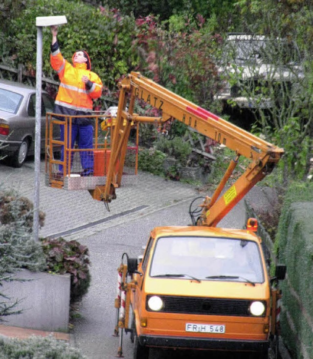 Zum Austausch defekter Glhlampen erh...fr etliche Stunden  ausgeliehen hat.   | Foto: M. Lange