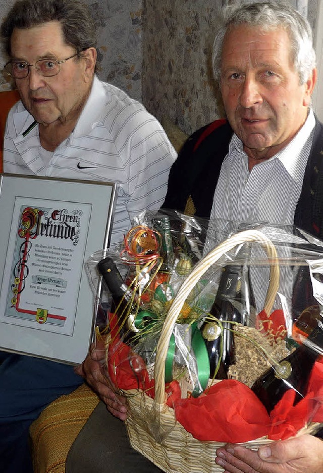 Walter Lauber (rechts), ehrt Hugo Werner fr 60 Jahre aktive  Vereinstreue.   | Foto: Michael Rber