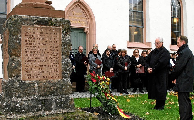 In Bickensohl legten Brgermeister Gab...l neben der Kirche einen Kranz nieder.  | Foto: Herbert Trogus