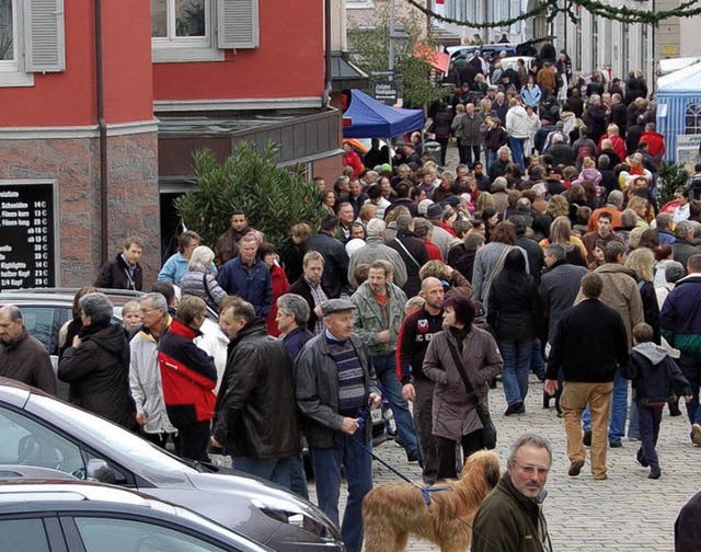 Autos und Geschfte lockten zahlreiche Besucher.   | Foto: Sigrid umiger