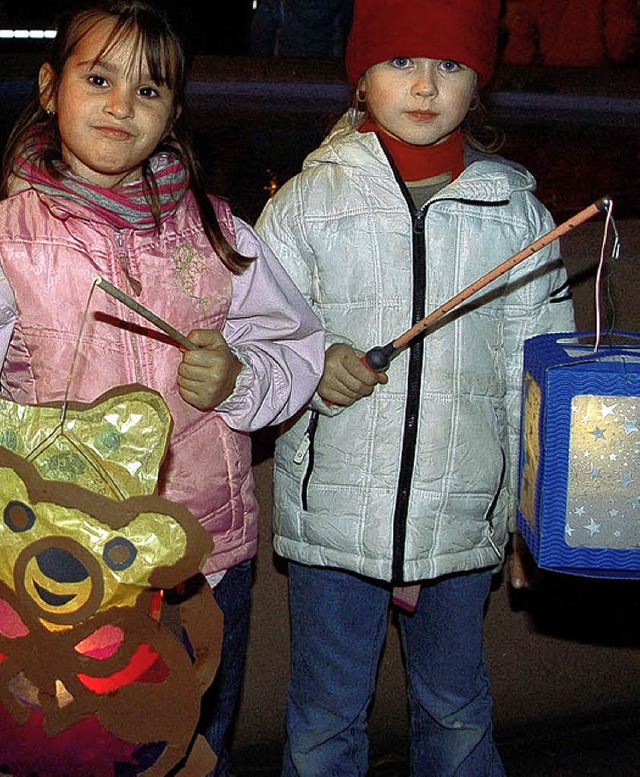 Viele Kinder hatten beim Martinsumzug ihre selbst gebastelte Laterne dabei.  | Foto: Kampfmann