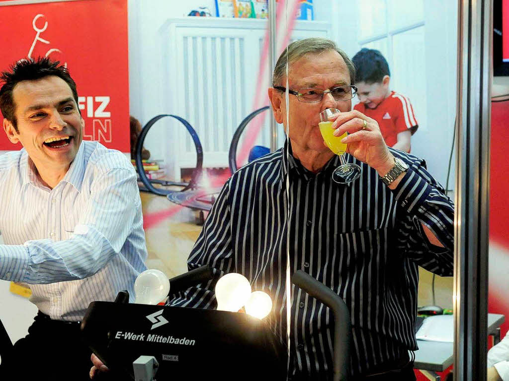 Alfred Baum (rechts)  strkt sich, Messeveranstalter Armim Haaf schaut zu .