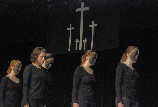 Schlerinnen des Klostergymnasiums bei ihrer szenischen Gestaltung im Salmen.   | Foto: Gertrude Siefke