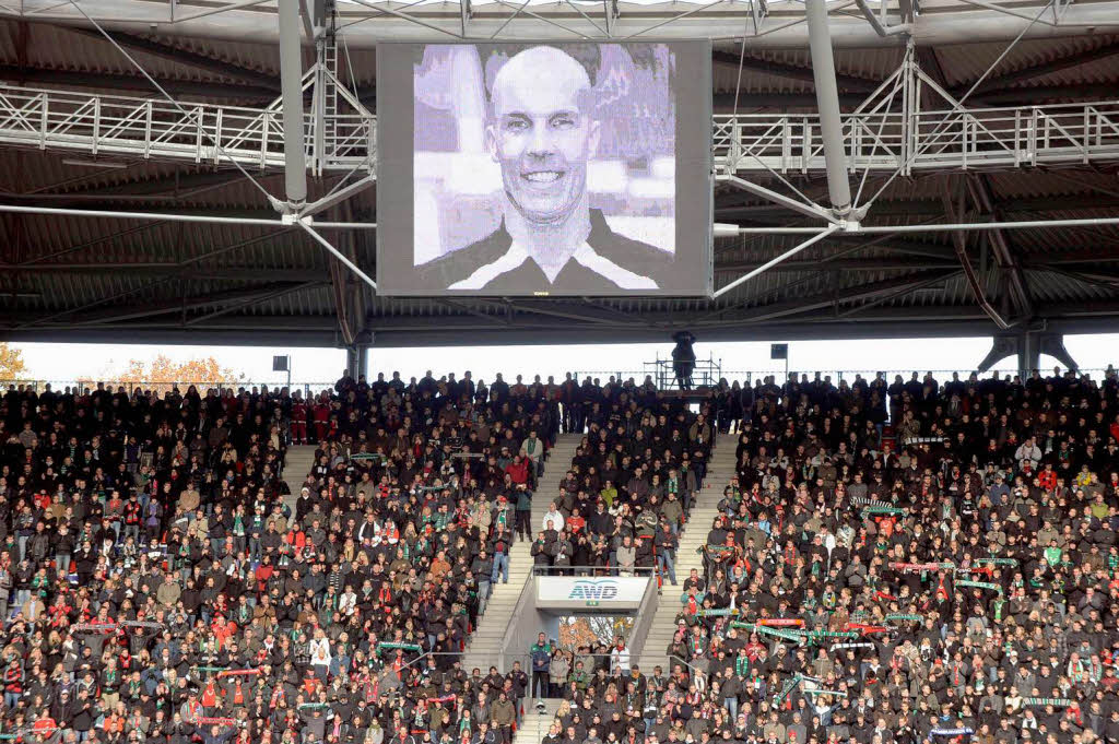 Ein Fuballstadion trgt Trauer: Abschied von Robert Enke.