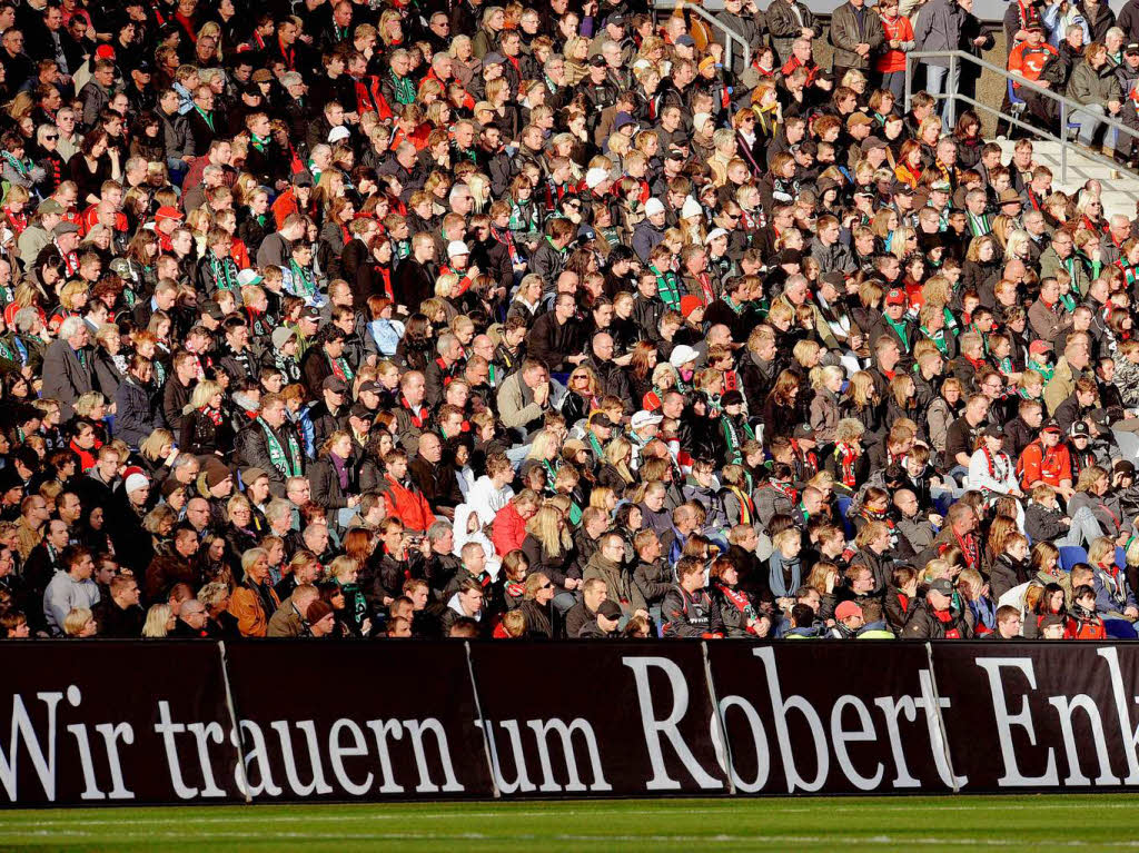 Ein Fuballstadion trgt Trauer: Abschied von Robert Enke.