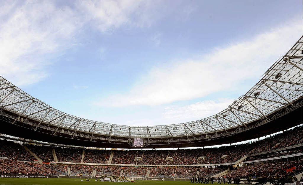 Ein Fuballstadion trgt Trauer: Abschied von Robert Enke.