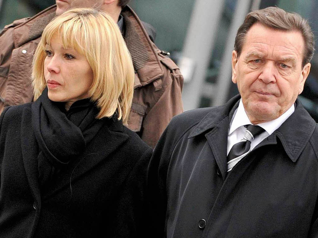 Trauernde Niedersachsen: Der ehemalige Bundeskanzler Gerhard Schrder  und seine Frau Doris Schroeder-Kpf.