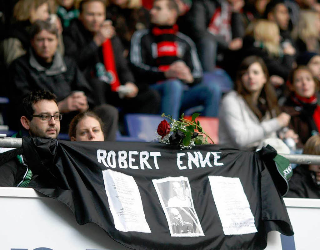 Ein Fuballstadion trgt Trauer: Abschied von Robert Enke.