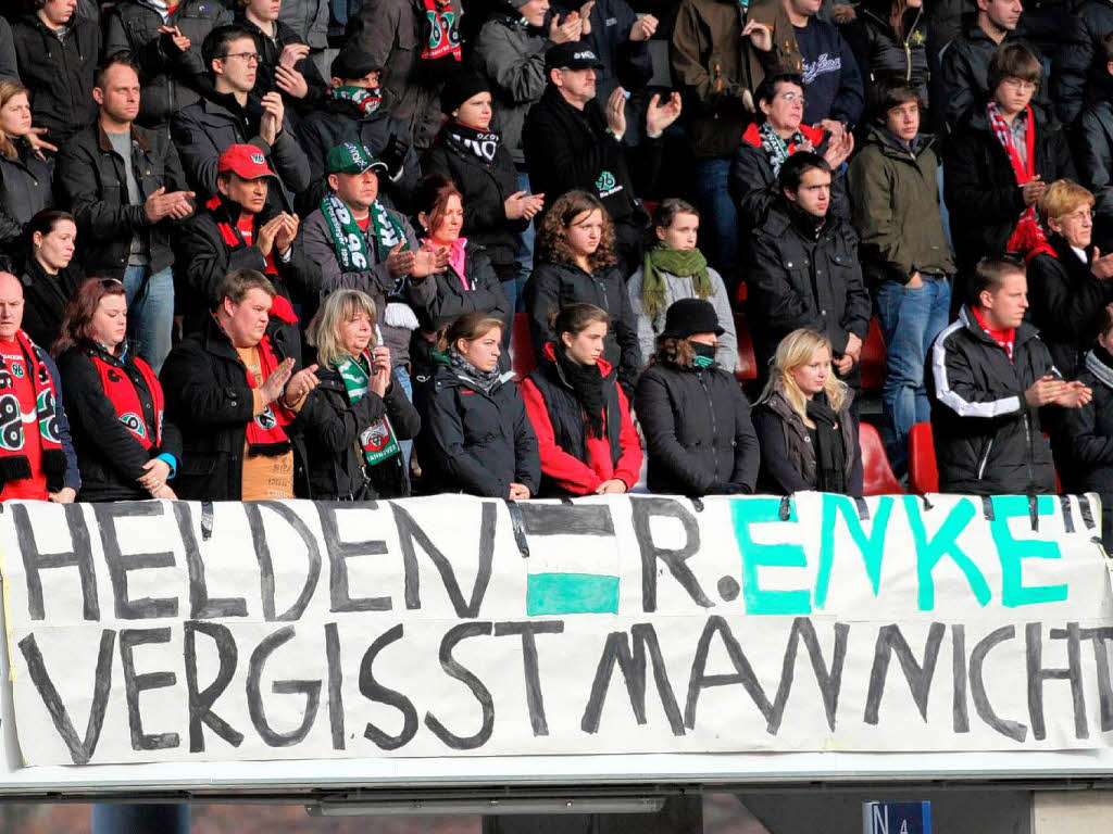 Ein Fuballstadion trgt Trauer: Abschied von Robert Enke.