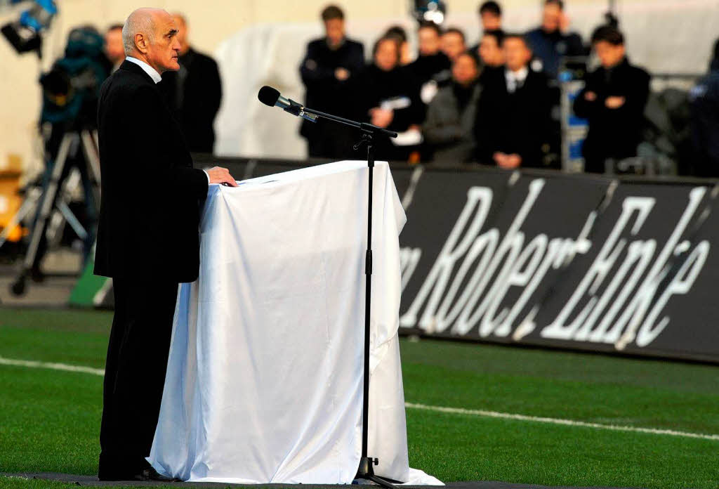 Der Prsident von Hannover 96, Martin Kind, bei seiner Trauerrede.