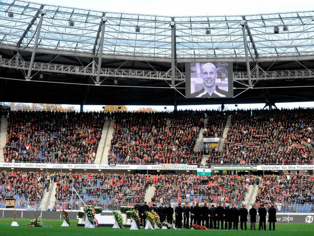 Ein Fuballstadion trgt Trauer: Abschied von Robert Enke.