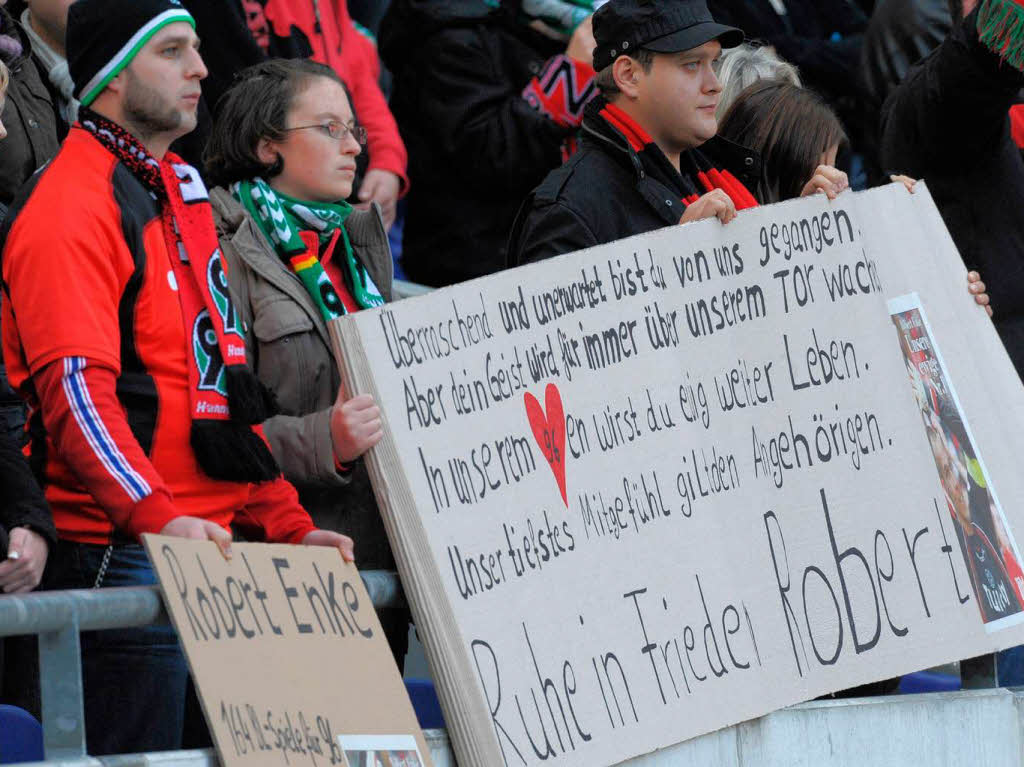 Ein Fuballstadion trgt Trauer: Abschied von Robert Enke.