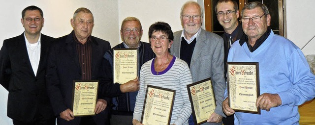 Neue Ehrenmitglieder bei der Sendewell...rolle (Oberzunftmeister), Paul Berner.  | Foto: Martin Oswald