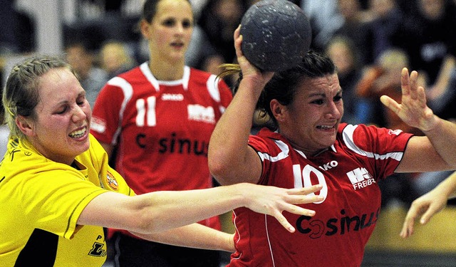 Sajra Bosnjak (rechts) von der HSG Fre... mit  Bettina Gabbert (TV Grenzach).    | Foto: Patrick Seeger