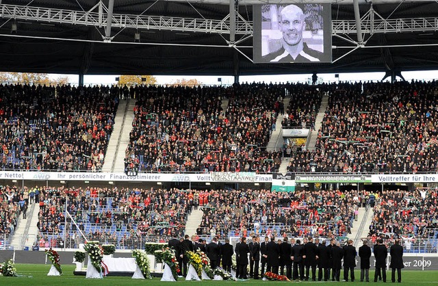 Die Spieler von Hannover 96 erweisen  ...haftskollegen am Sarg die letzte Ehre.  | Foto: dpa