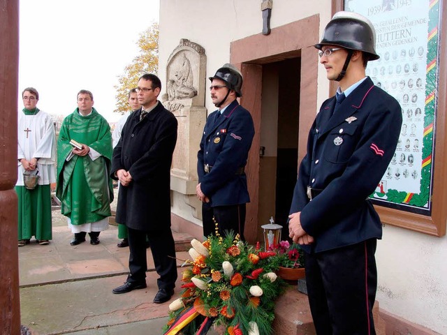 Die Ehrenformation der Feuerwehr  mit ... rechts) und Pfarrer Alexander Hafner.  | Foto: Patric Stippich