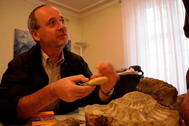Anschauungsunterricht: Georg Burkardt ...r versteinerte Ammonit  einmal aussah.  | Foto: Julia Jacob