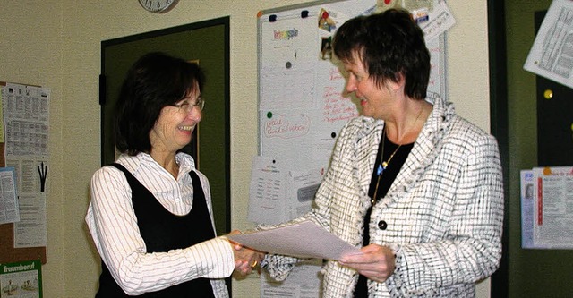 Rektorin Katja Strothe (rechts) gratul...d Haug-Hnle zu ihrem Dienstjubilum.   | Foto: privat