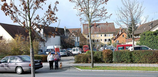 Im Zufahrtsbereich  zum Rewe-Markt wir... einige Bume  sollen gefllt werden.   | Foto: Sigrid umiger