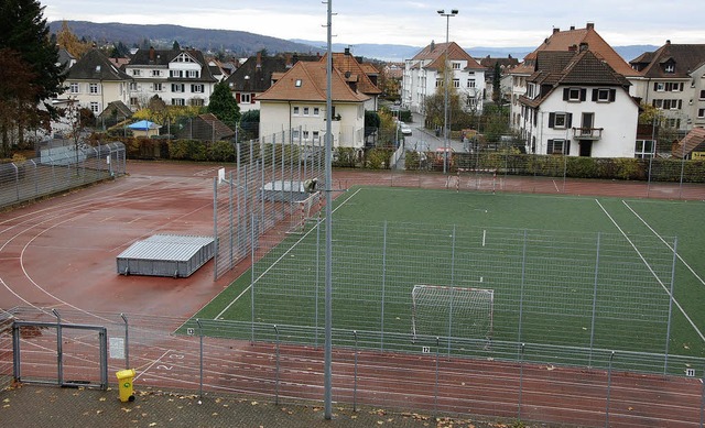 Sportplatz beim Hans-Thoma-Gymnasium: ...unterricht dieser Schulen abzudecken.   | Foto: Nikolaus Trenz