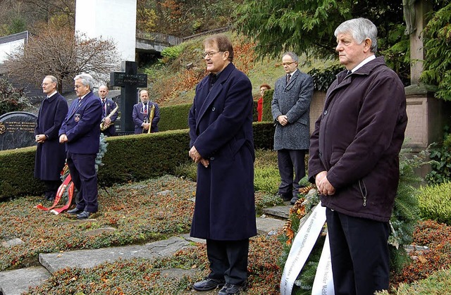 Kranzniederlegung am Volkstrauertag vo...Gefallenen auf dem Zeller Bergfriedhof  | Foto: Paul Berger