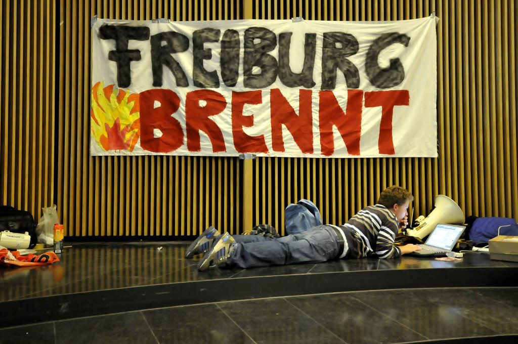 16.November: Der Bildungsstreikerreicht Freiburg. Mehrere hundert Studenten halten bis zum  11.Dezember den grten Hrsaal der Universitt Freiburg besetzt. Es kommt zu mehreren Demonstrationen, die PH-Studenten solidarisieren sich und besetzen am 30.November die Aula der Pdagogischen Hochschule.