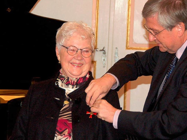 Bundesverdienstkreuz fr Ruth Worzalla... Worzalla das Bundesverdienstkreuz an.  | Foto: Sylvia Timm