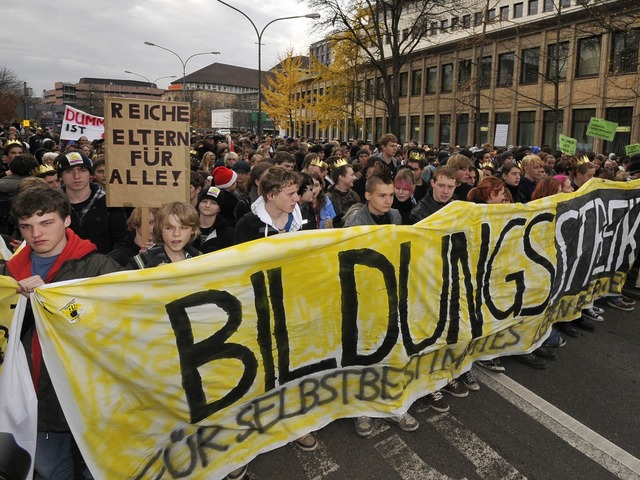 Mehr als 5000 Schler und Studenten ha... der Bildungsstreik-Demo teilgenommen.  | Foto: Ingo Schneider