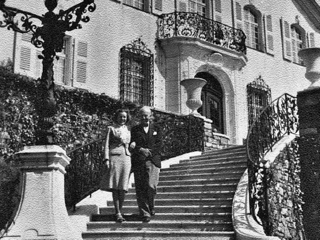 Richard Sichler mit Ehefrau Nelly um das Jahr 1948 vor Schloss Brgeln  | Foto: Privat