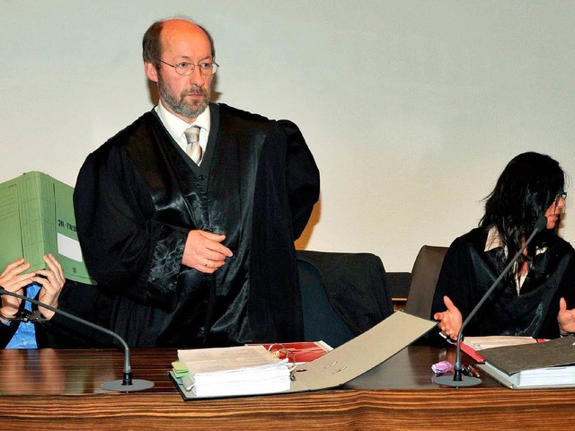 Eine der Angeklagten im Landgericht, r...sanwlte Ulf Kpcke und Birgit Martin.  | Foto: dpa