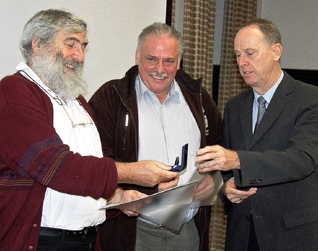 Dr. Michael Sladek und Ulrich Schlaget...Gemeinderatsarbeit geehrt (von links)   | Foto: Hermann Jacob
