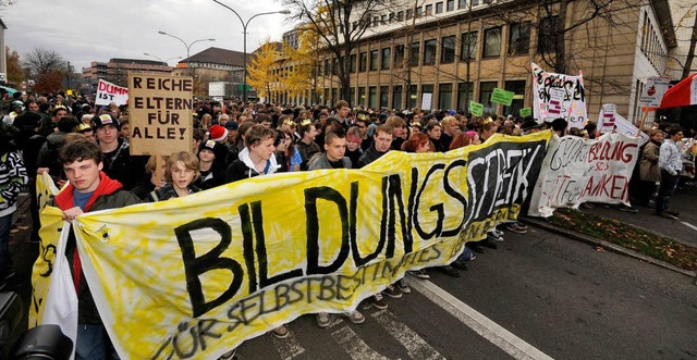 Protest und gute Laune: Studenten und Schler demonstrieren.  | Foto: Ingo Schneider