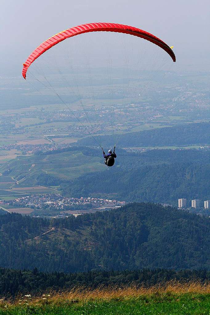 "Kandel/Waldkirch, Paraglider Startplatz. Mein Lieblingsplatz, whrend meiner Ttigkeit dort oben nicht immer beachtet und geschtzt, seit ich dort nur noch in meiner Freizeit bin um so mehr geliebt. Vermittelt fr mich Freiheit und "Luft" zum Atmen." (Beatrix Rombach)