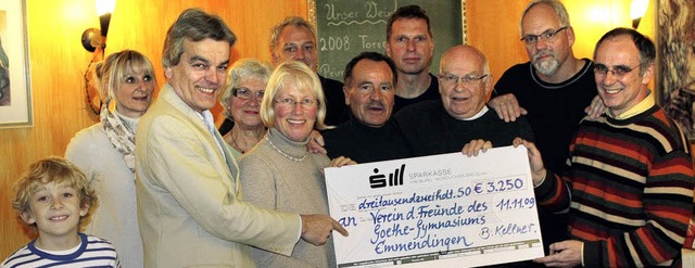 Spendenbergabe an Ute Haarer-Jenne (Fnfte von links)  | Foto: privat