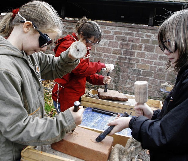 Steinmetzarbeit &#8211; auch Mdchen machen das gerne.   | Foto: heidi fssel