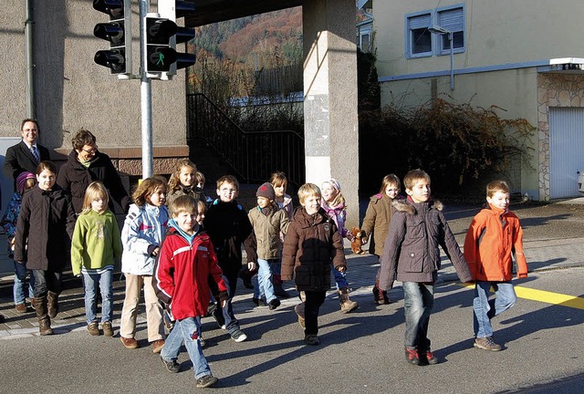Es ist grn: Kinder der Grundschule Se...n an der neuen Ampel ber die Strae.   | Foto: BZ
