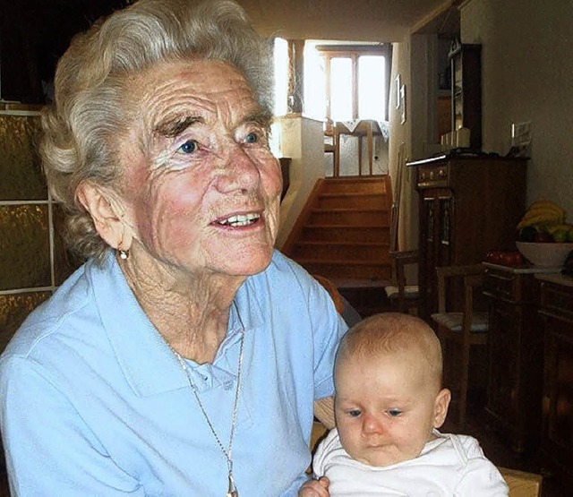 Die Jubilarin Sophie Winkler mit ihrem  Urenkelkind.   | Foto: U. Hiller