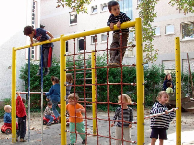 Kinder am Klettergerst im Kindergarte...r Kletterei bald schon ein Ende haben.  | Foto: Brigitte Sasse