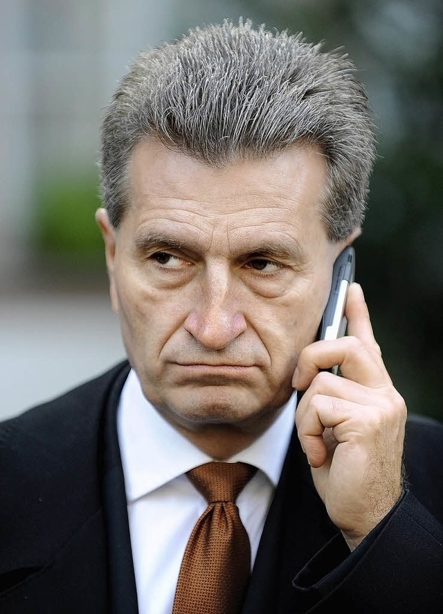 Doppelarbeiter:  Gnter Oettinger bereitet sich auf Brssel vor.   | Foto: DPA