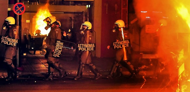 Unruhe in Athen: Container brennen, Polizisten marschieren auf  | Foto: afp