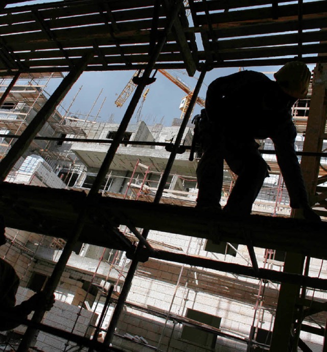Baustelle: Ein Arbeiter vor einem Neubau in Gilo  | Foto: afp