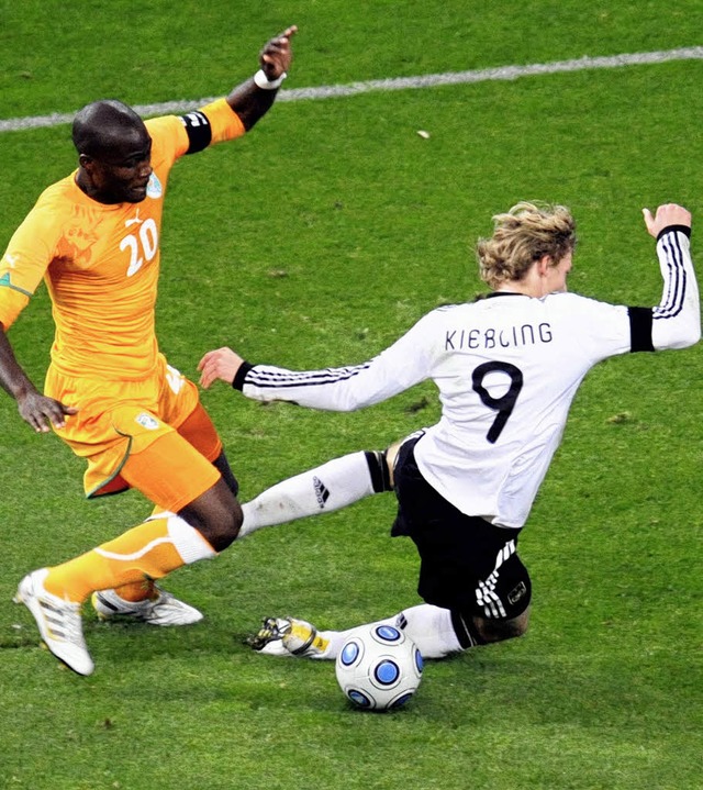 Foul: Demel bringt Kieling zu Fall. D...lte Podolski zum 1:0 fr Deutschland.   | Foto: ddp