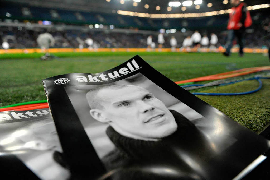 Auf einer DFB-Zeitschrift ist ein Foto des verstorbenen Torhters Robert Enke zu sehen.