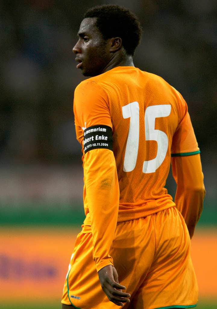 Souleymane Bamba von der Elfenbeinkste trgt eine Armbinde mit der Aufschrift "in memoriam Robert Enke".