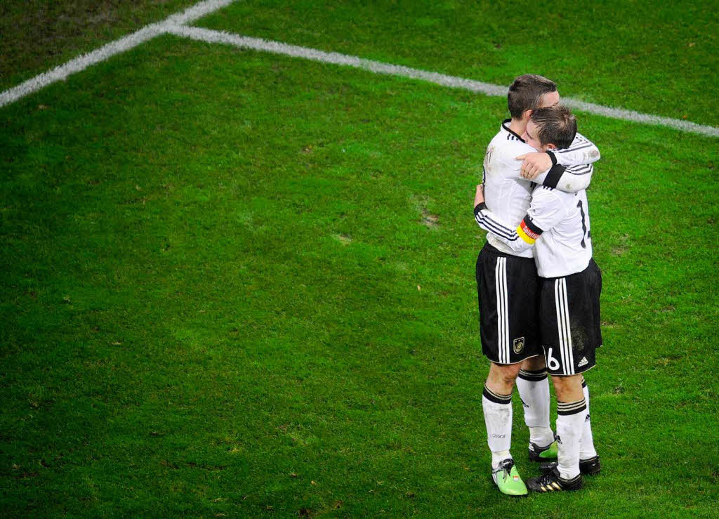 Deutschlands  Lukas Podolski (l.) umarmt nach seinem Treffer zum 2:2  Philipp Lahm.