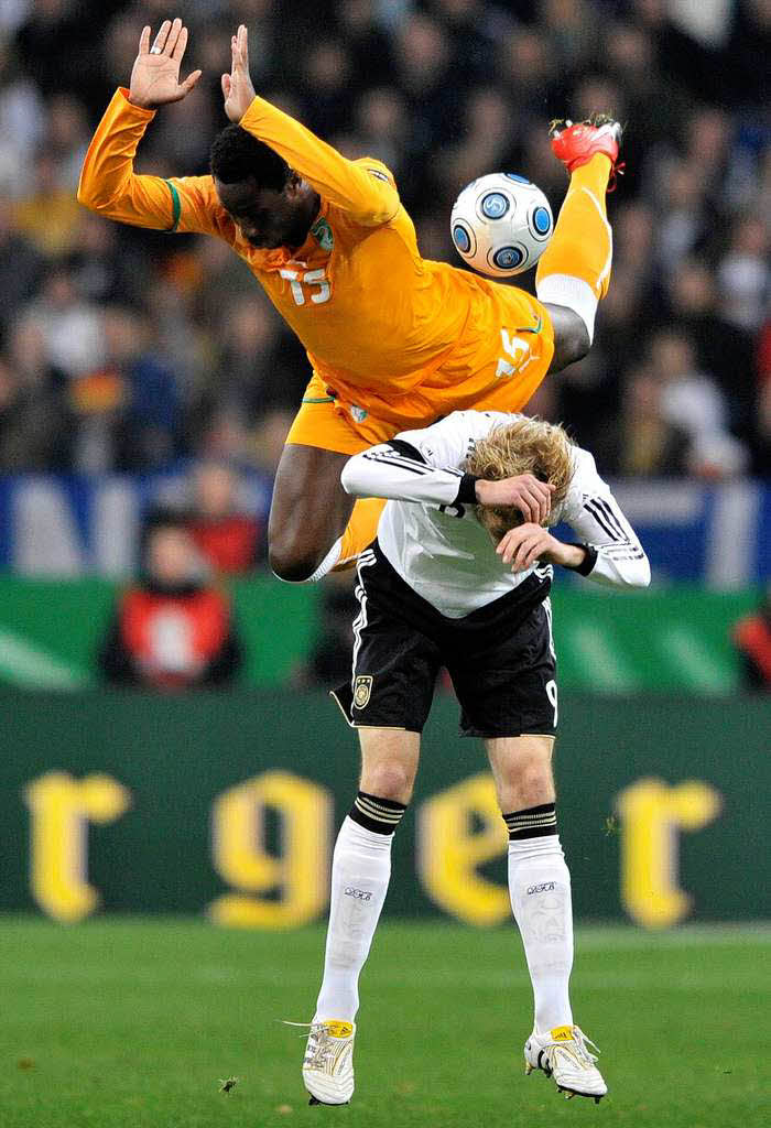 Stefan Kiessling  und  Souleymane Bamba  kmpfen um den Ball.